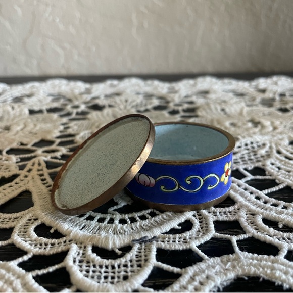 Vintage enamel pill box - Picture 4 of 5